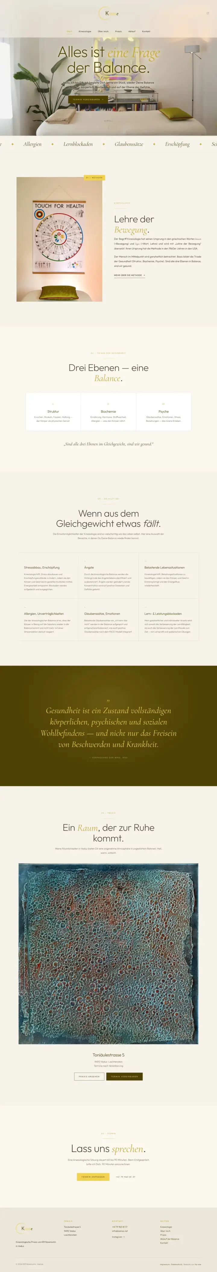 ksense.net, komplette Startseite: warme Cream-Töne, Gold-Akzente, editoriale Typografie